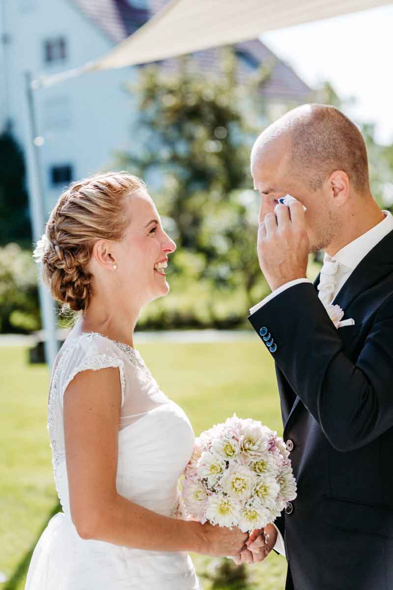 Bräutigam wischt sich die Freudentränen aus den Augen.
